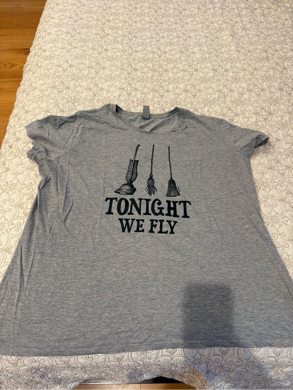 Hocus Pocus Women’s T-shirt- tonight we fly
